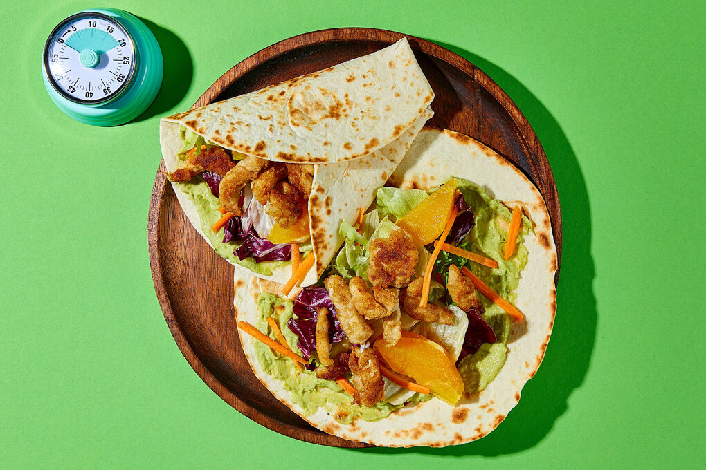 Guacamole-Hähnchen-Wraps mit Orangen und knackigem Salat