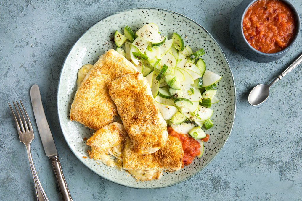 Taleggio und Gouda in Blätterteig mit Currydip und Apfel-Gurken-Salat