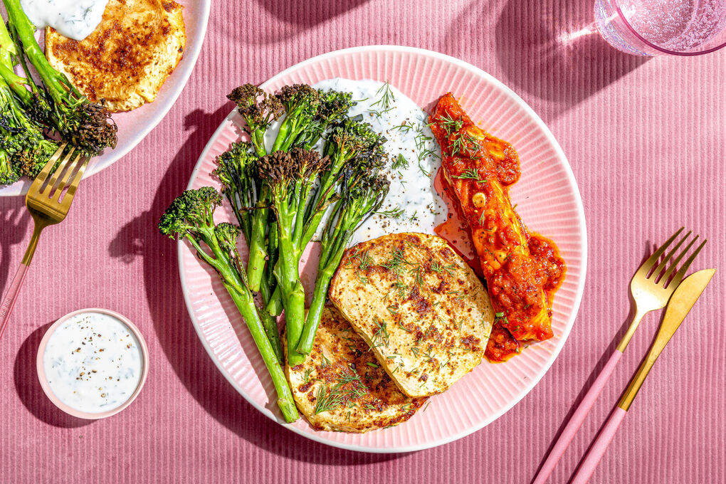 Harissa-Lachsfilet auf Fetacreme mit gerösteten Selleriesteaks und Brokkolini