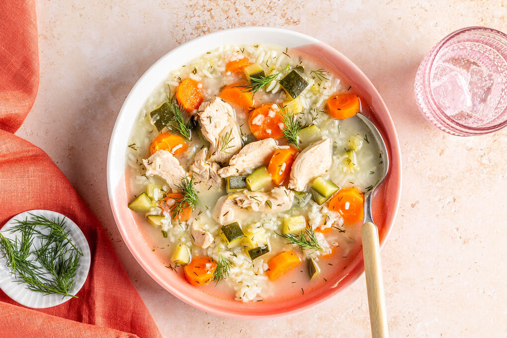 Hähnchen-Reis-Suppe mit Zucchini aromatisch mit Dill und Zitrone