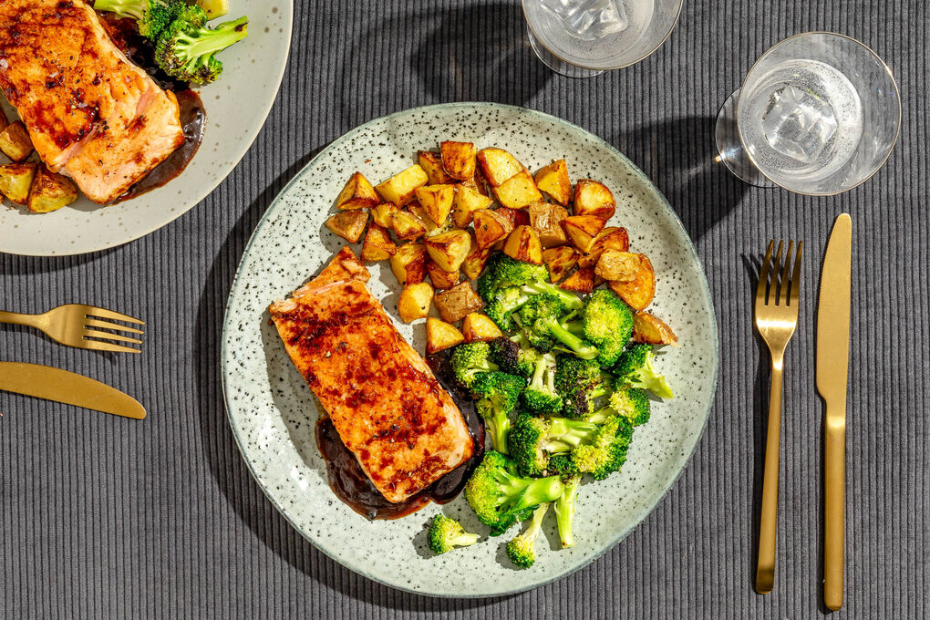 Teriyaki-Lachs mit Brokkoli und knusprigen Röstkartoffeln