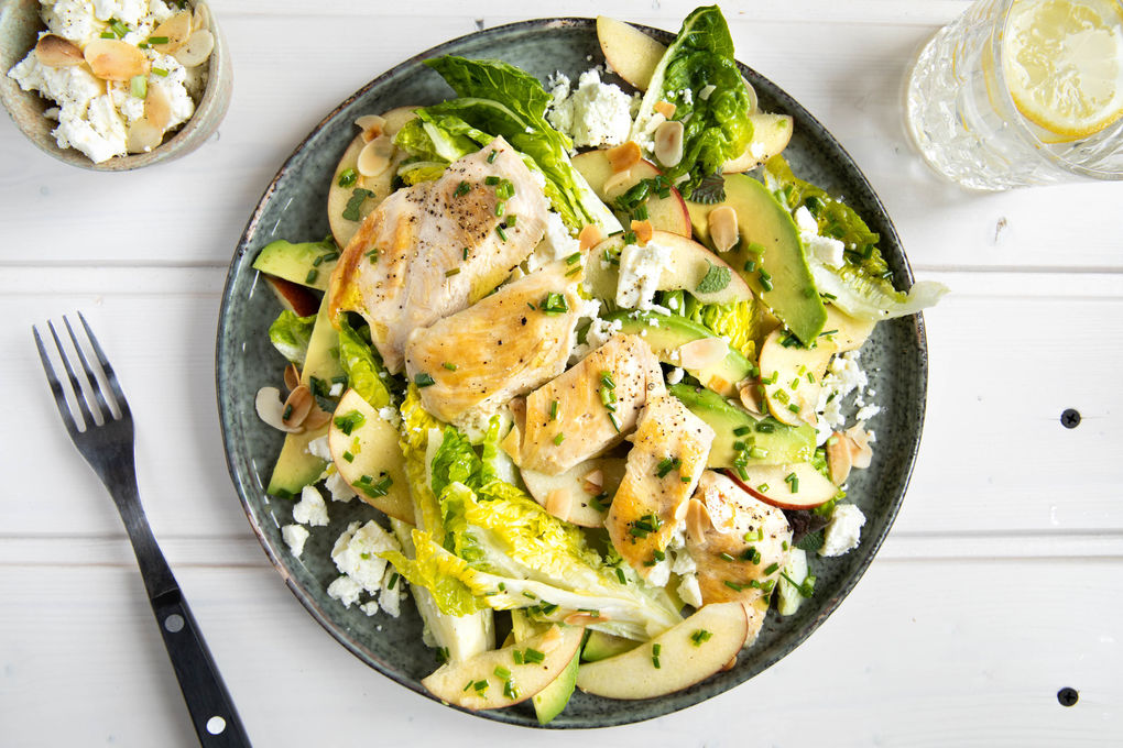 Schneller Avocado-Hähnchen-Salat mit Fetakäse und Mandelblättchen