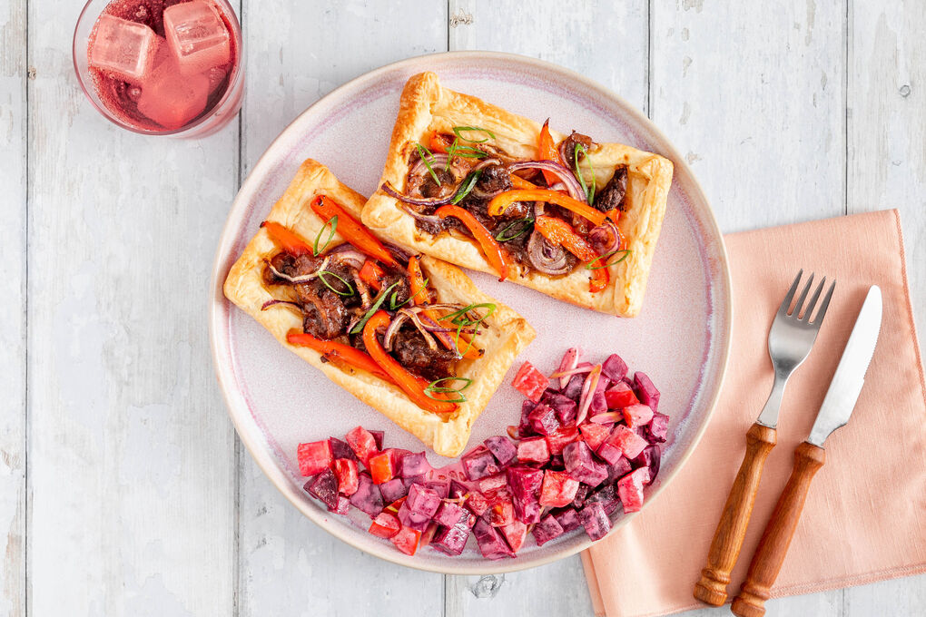 Blätterteigtörtchen mit veganem Rindergulasch dazu Rote-Bete-Tomaten-Salat