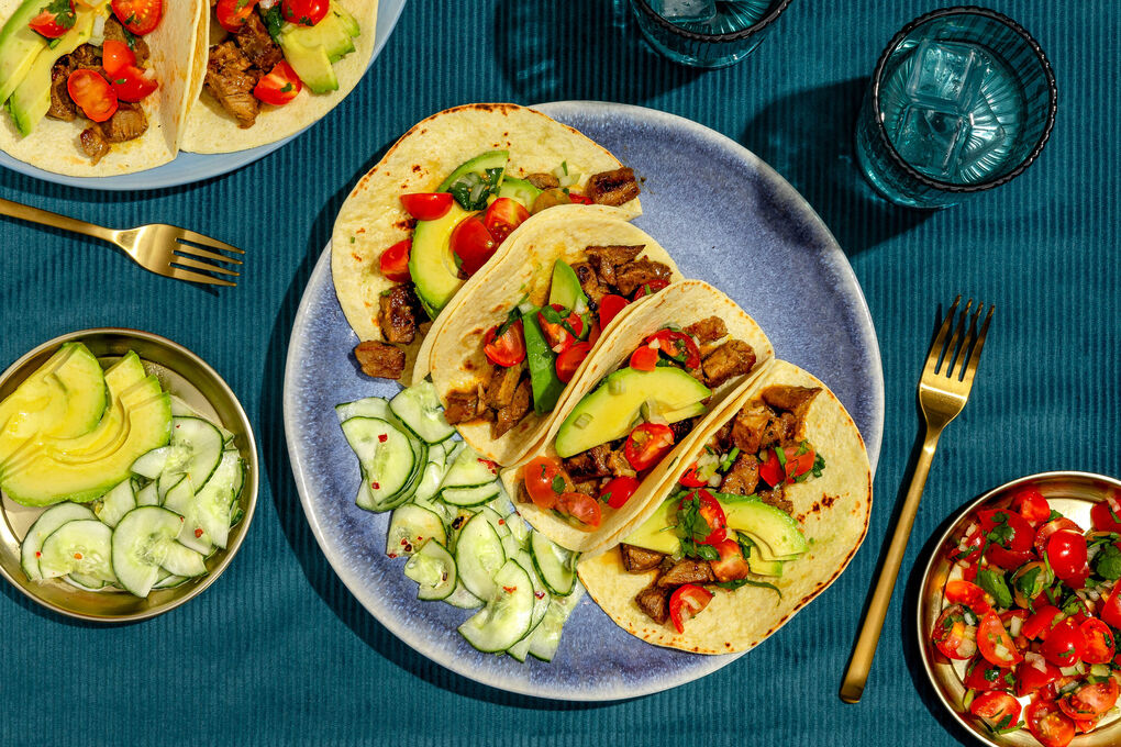 Üppige Schweinefleisch-Carnitas mit Chipotle mit Tomatensalsa, Gurkensalat & Avocado