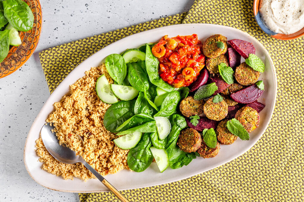 Falafel-Couscous-Platte mit Roter Bete & Joghurt-Tahini-Sauce