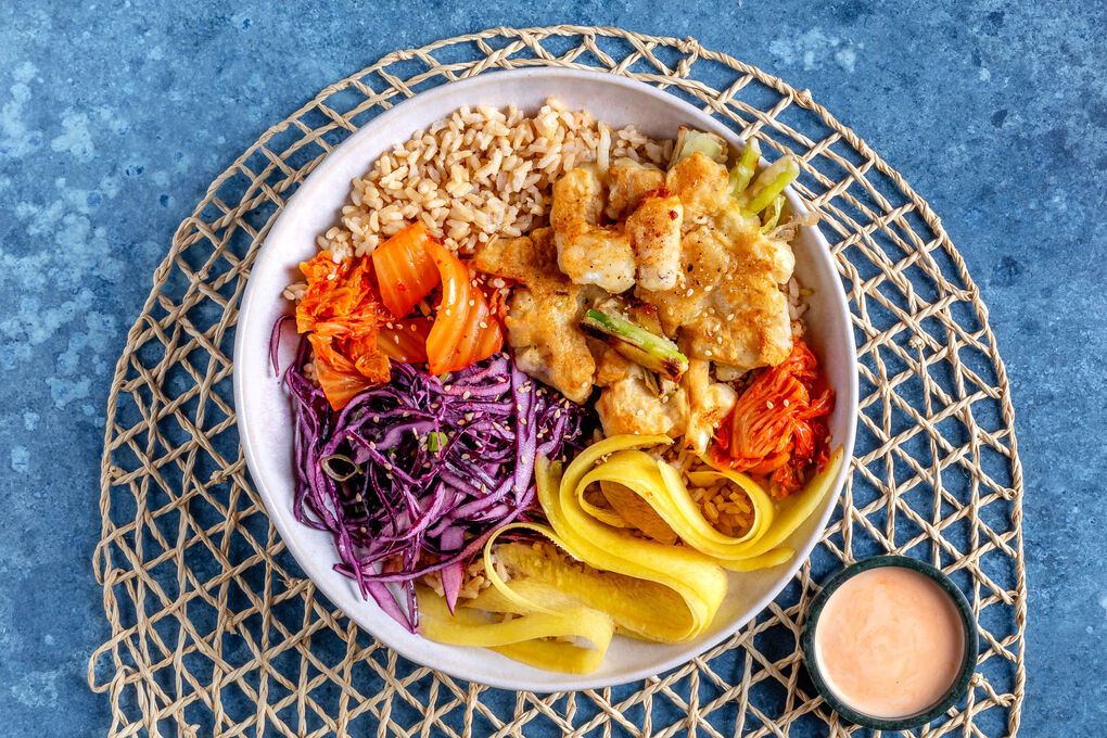 Pikante Alaska-Seelachs-Reis-Bowl mit Kimchi und Rotkohl-Slaw