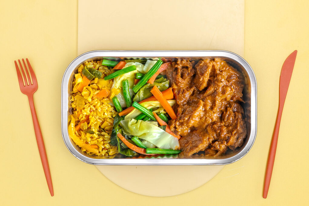 Vegetarisches „Hähnchen“-Satay mit grünen Bohnen und Nasi Goreng