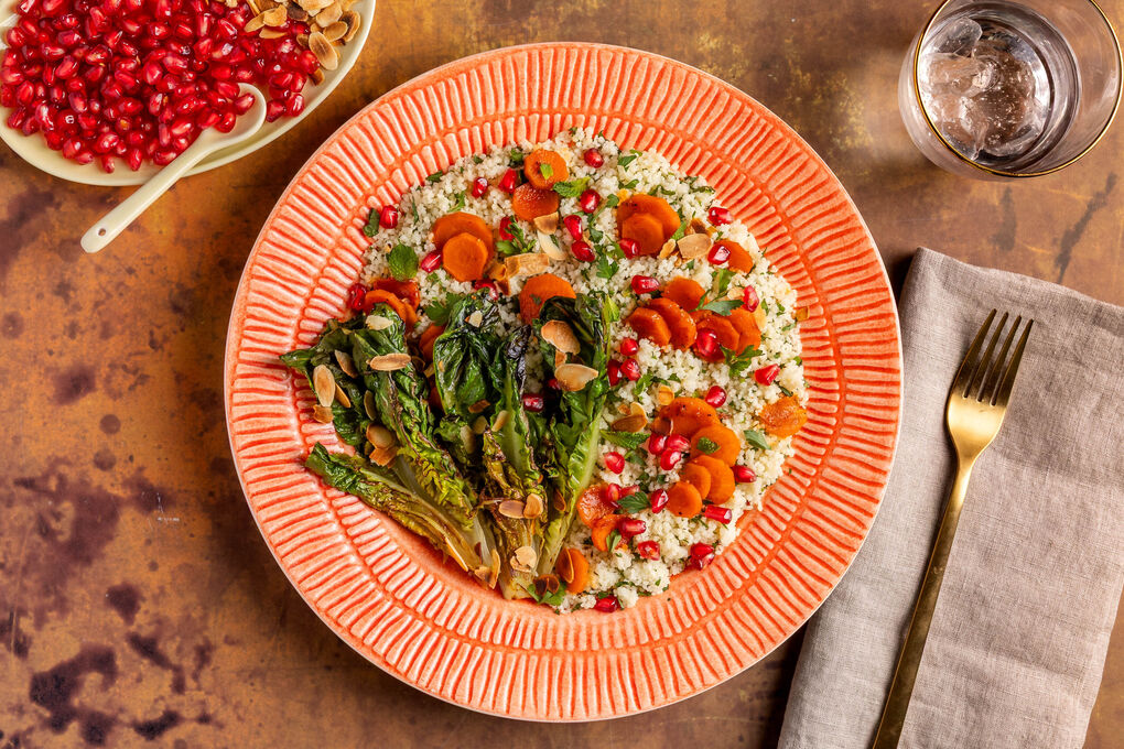 Pikante Karotten mit gebratenem Salat auf Couscous mit Granatapfel
