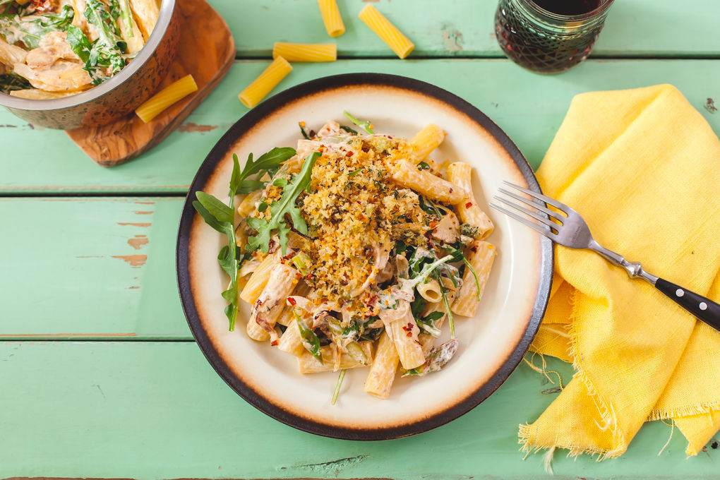 Rigatoni mit cremigem Frühling gemüse und Thymian-Knusperbrösel