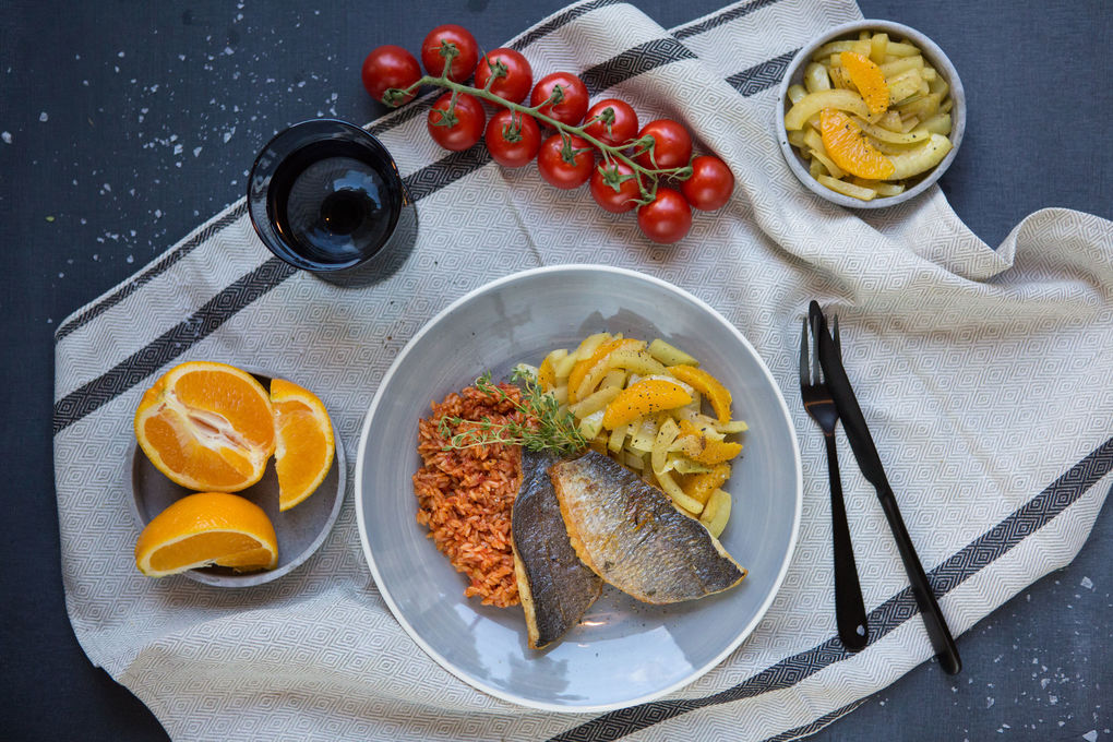 Gebratene Dorade mit tomatisiertem Nudelrisotto und Orange