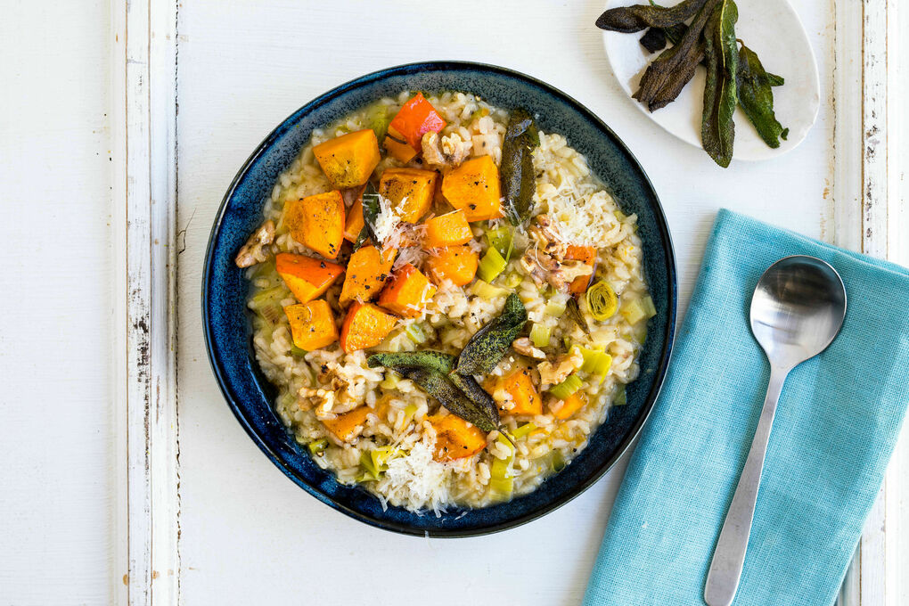 Aromatisches Kürbis-Lauch-Risotto mit Salbei und Walnüssen