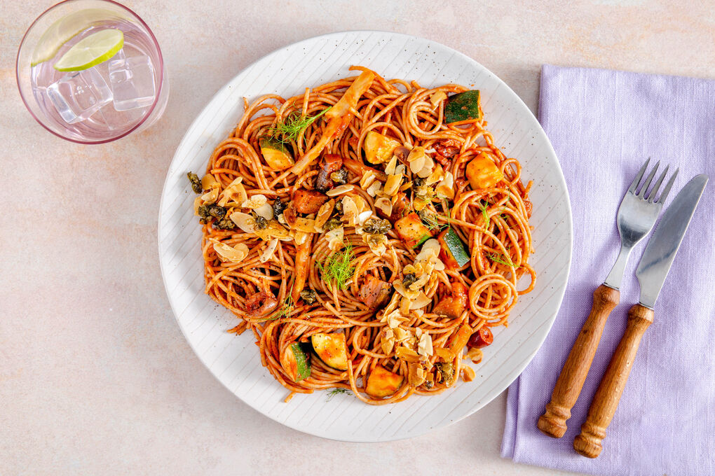 Auberginen-Fenchel-Spaghetti mit Oliven und Mandel-Kapern-Topping