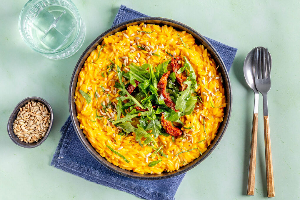Kürbis-Risoni „Mac and Cheese“-Style vegan mit Rucola und getrockneten Tomaten