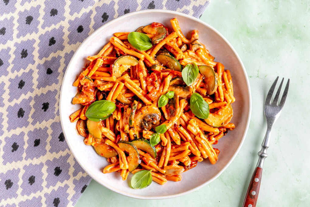 One-Pot-Pasta mit Linsen-Strozzapreti mit Pilzen, Zucchini und Basilikum
