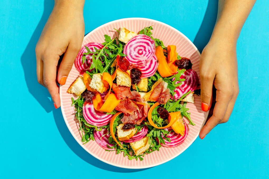 Chioggia-Salat mit Serrano-Chips dazu knusprige Croûtons und Mangochutney