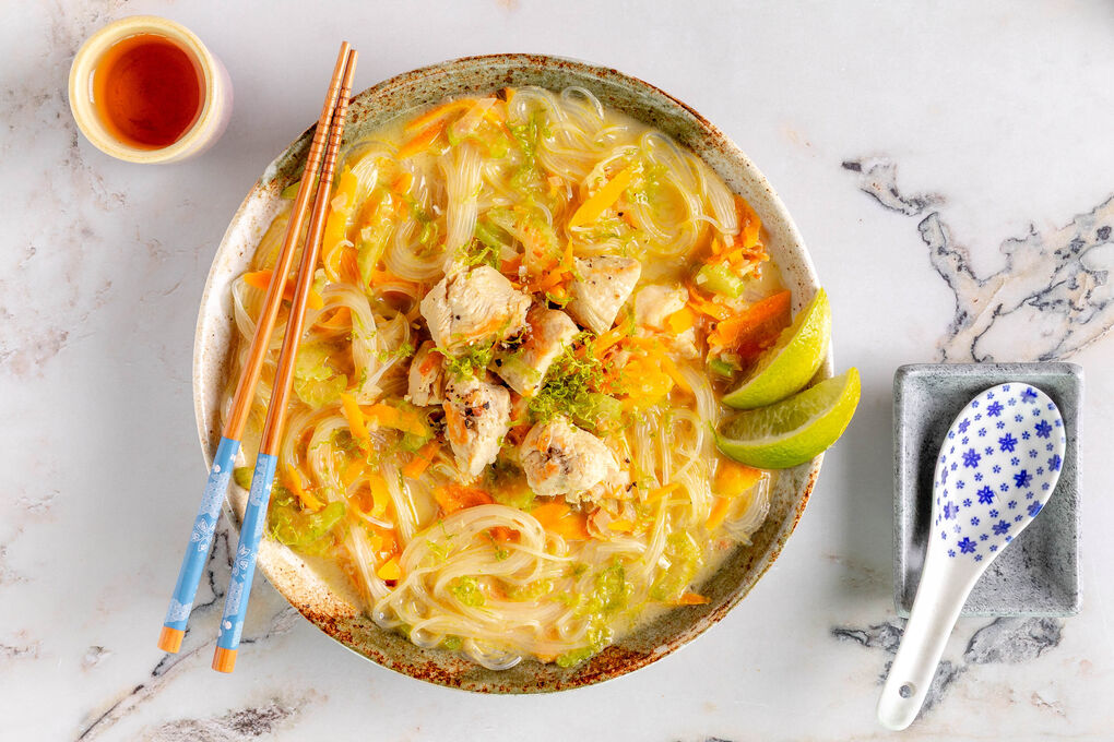 Asiatische Nudelsuppe mit Bio-Huhn mit Glasnudeln und Kokosmilch