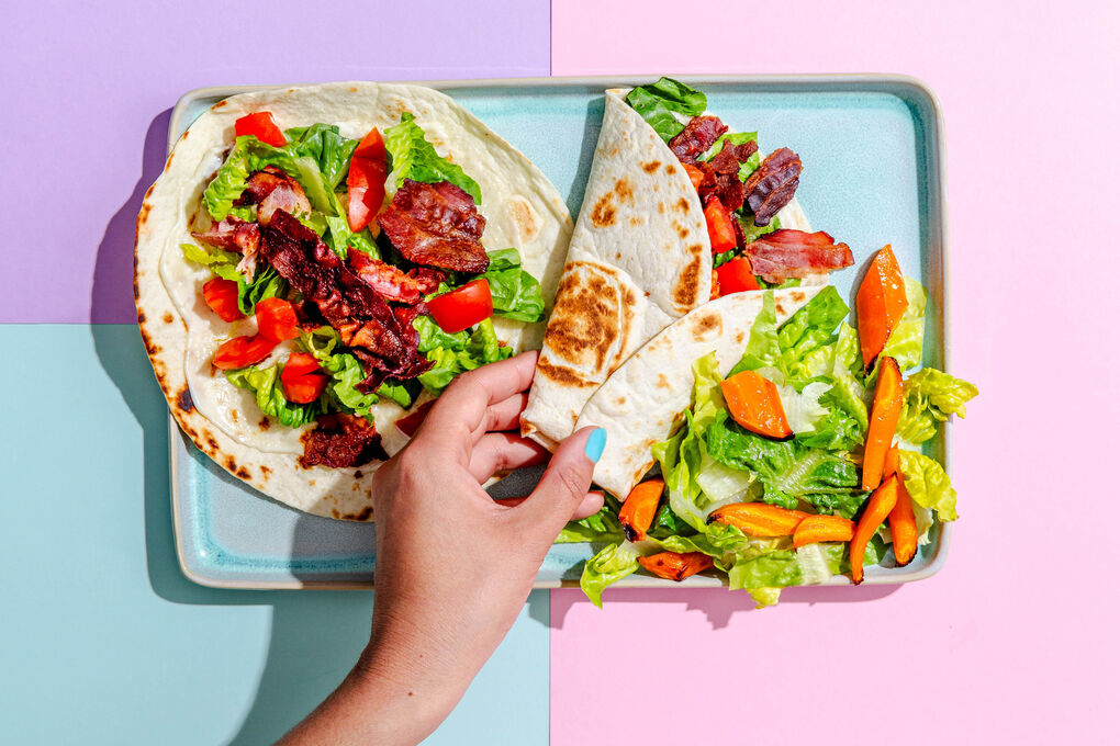 Bunte Wraps mit knusprigem Bacon dazu Romanasalat und Ofenkarotten