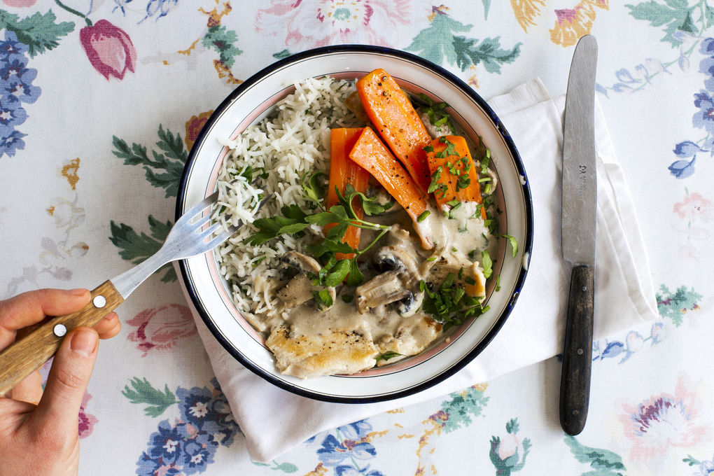 Feines Hähnchen-Stroganoff mit Champignons und Karotten