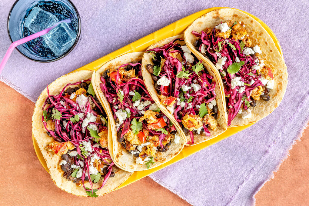 Tacos mit „Huevos Tirados“ und Feta mit Bohnenpüree und Rotkohlsalat