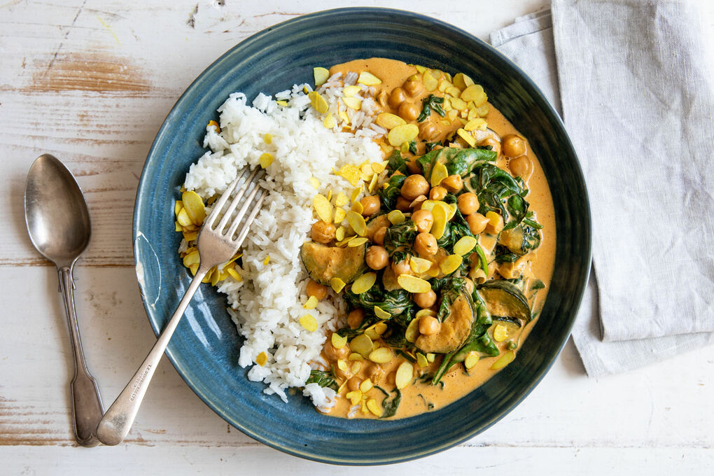 Kichererbsen-Spinat-Korma mit Zucchini und gerösteten Mandeln, dazu Reis