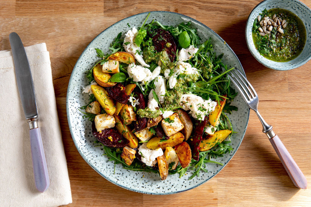 Mozzarella auf buntem Salat mit Gemüse und Sonnenblumenkernpesto