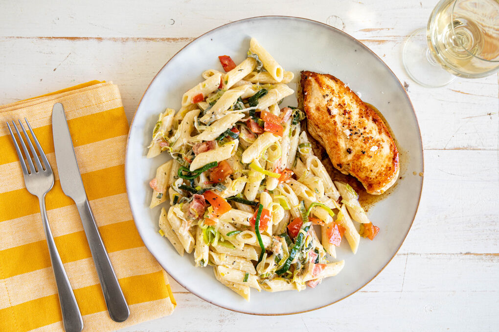 Zitronige Hähnchen-Penne mit cremiger Lauch-Tomaten-Sauce
