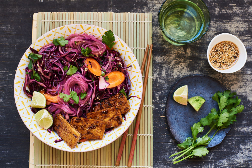 Karamellisierter Sesam-Tofu mit Rotkohl-Glasnudelsalat
