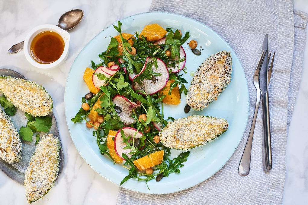 Geröstete Kokos-Avocado mit Rucola-Kichererbsen-Salat