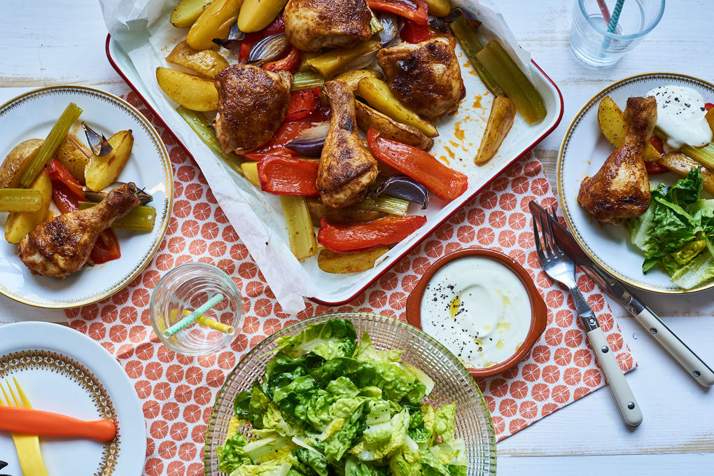 Krosse Hähnchenschenkel mit Ofengemüse und grünem Salat