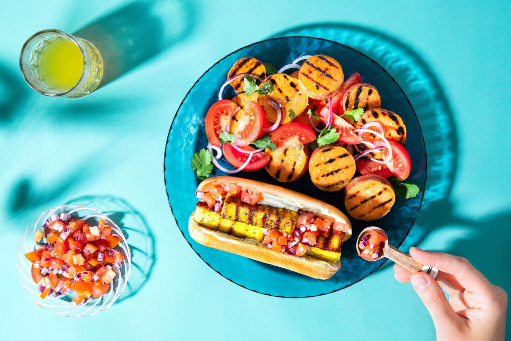 Grillkäse-Hotdog mit feiner Currynote dazu frischer Süßkartoffel-Gemüse-Salat