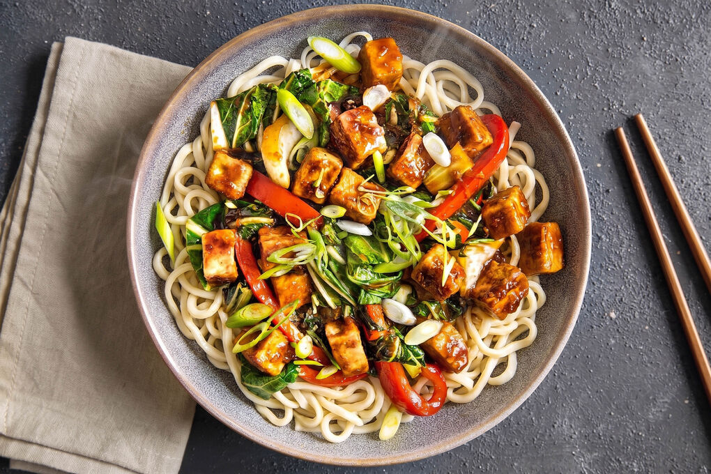 Koreanische Tofu-Bowl vegan mit Mie-Nudeln und Pak Choi