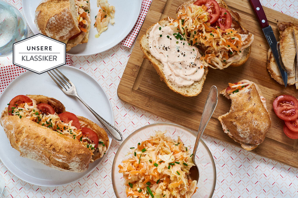 Saftiges Sandwich mit Schweinesteak und Krautsalat