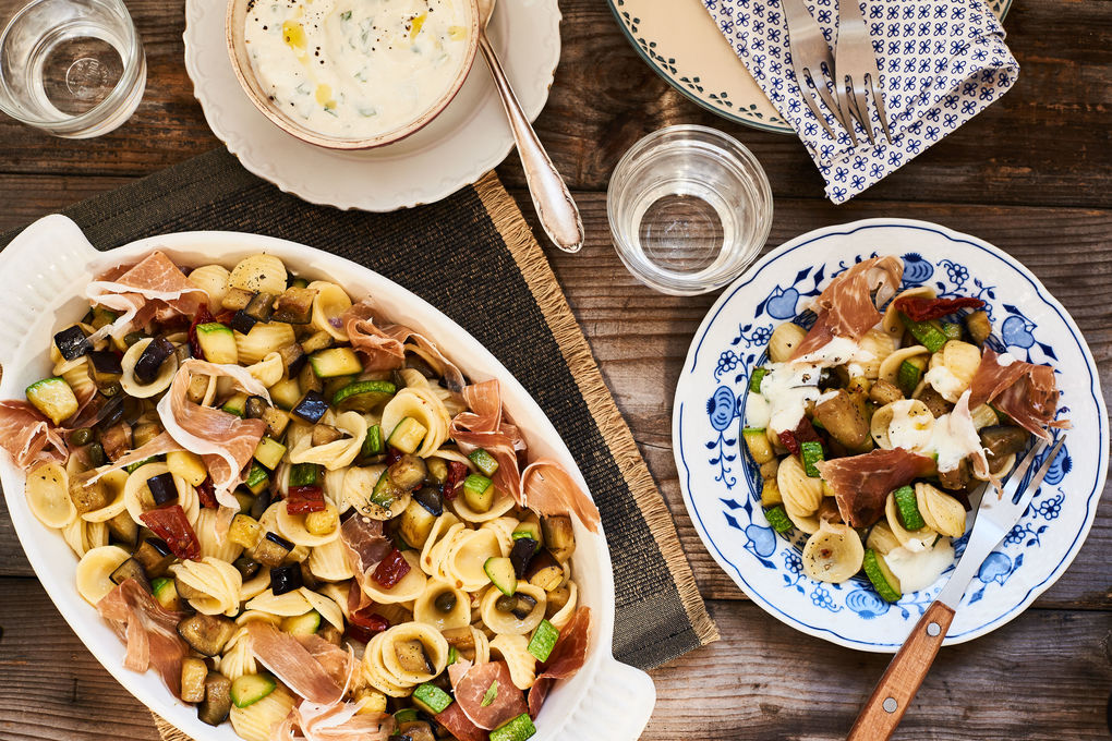 Leichter Pasta-Salat mit Parmaschinken und Basilikumsauce