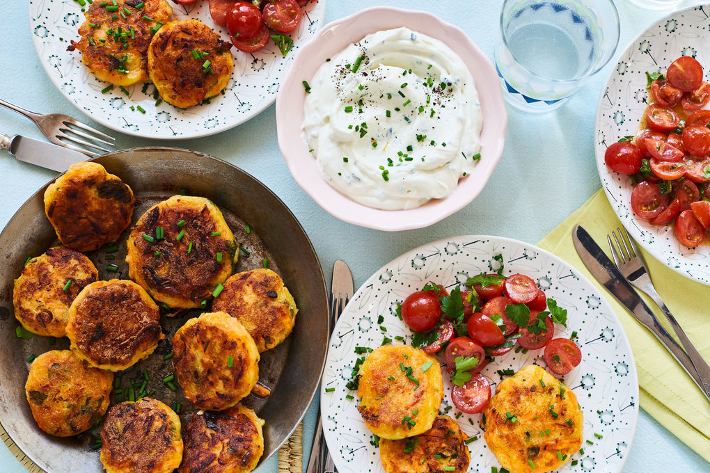 Kartoffel-Karotten-Puffer mit Kräuterquark und Tomatensalat