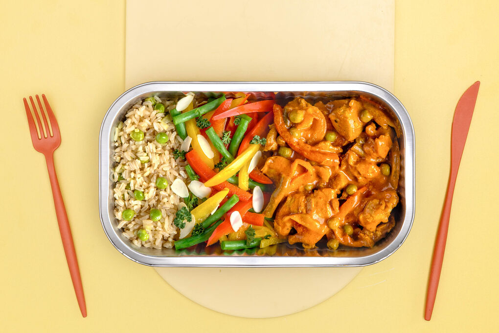 Indisches Hähnchencurry Madras-Style mit Naturreis und Gemüse