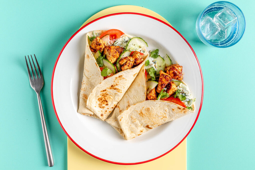 Indische Hähnchen-Wraps mit frischem Gemüse und Raita