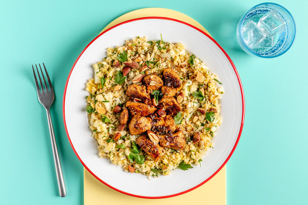 Würzige Hähnchenwürfel auf Blumenkohl-Bulgur-Taboulé mit Petersilie