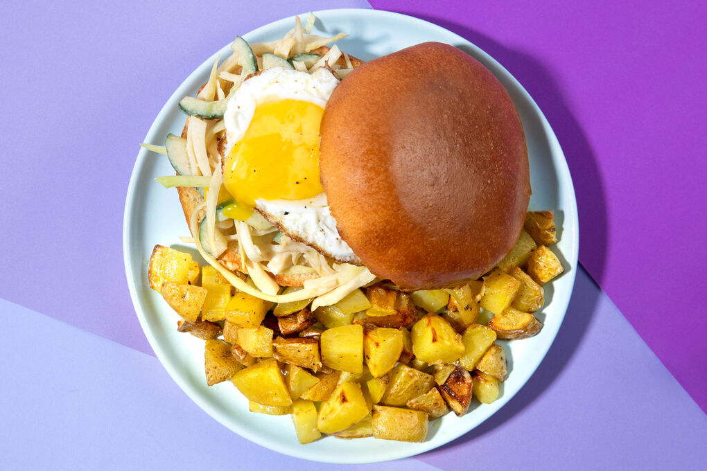 Eiersandwich mit Miso-Coleslaw an Röstkartoffeln mit Sesamöl