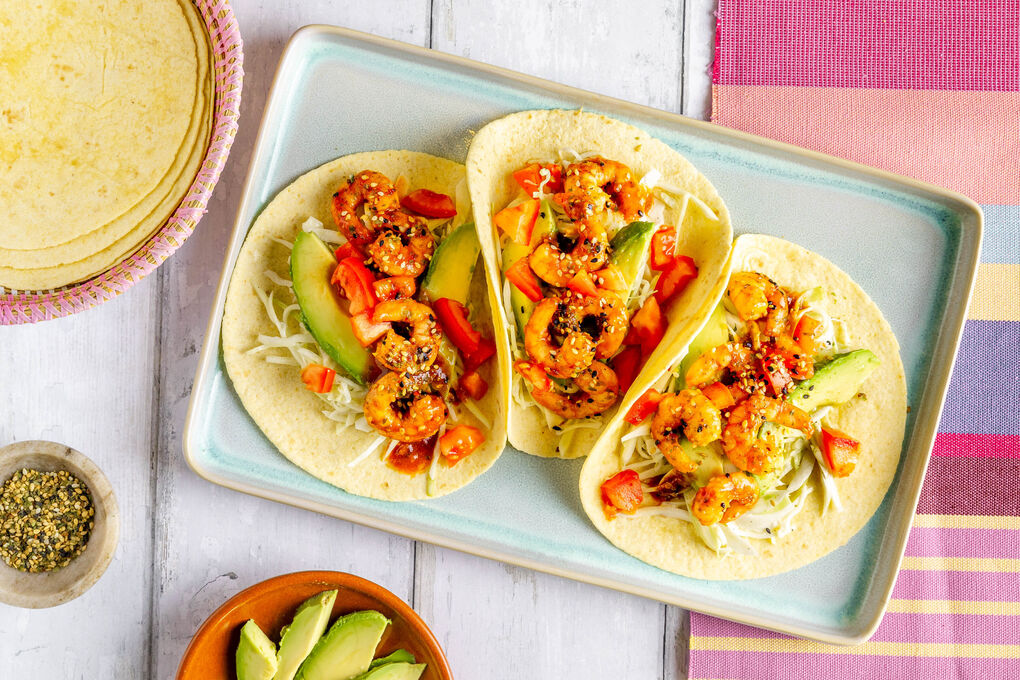 Crossover-Tacos mit Garnelen mit Avocado und limettigem Coleslaw
