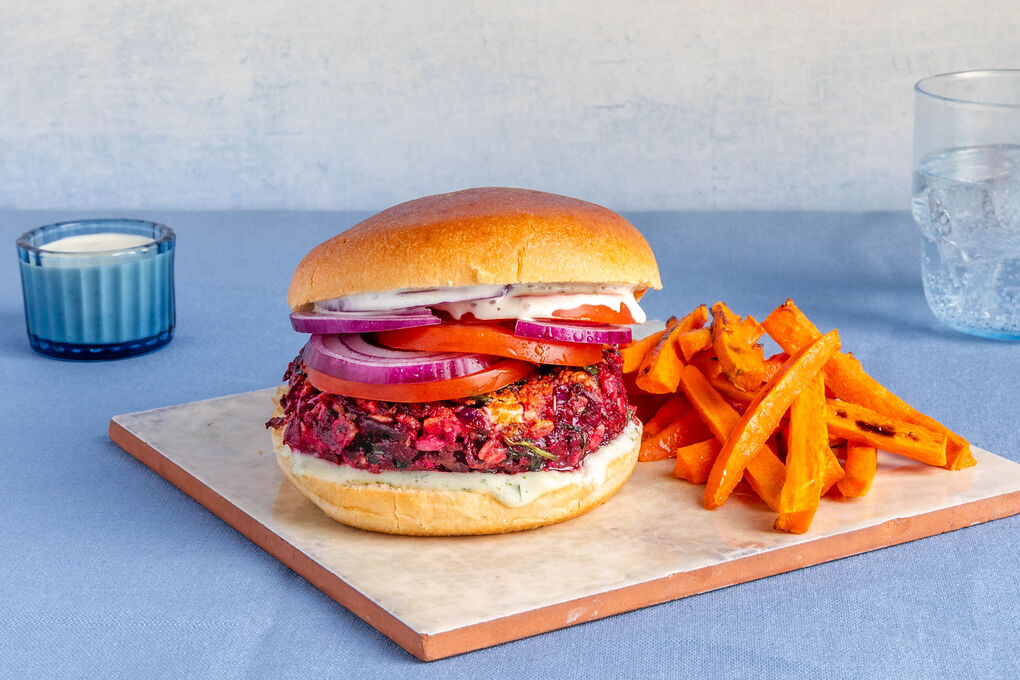 Rote-Bete-Feta-Burger mit Ofenkarotten und Trüffeldip