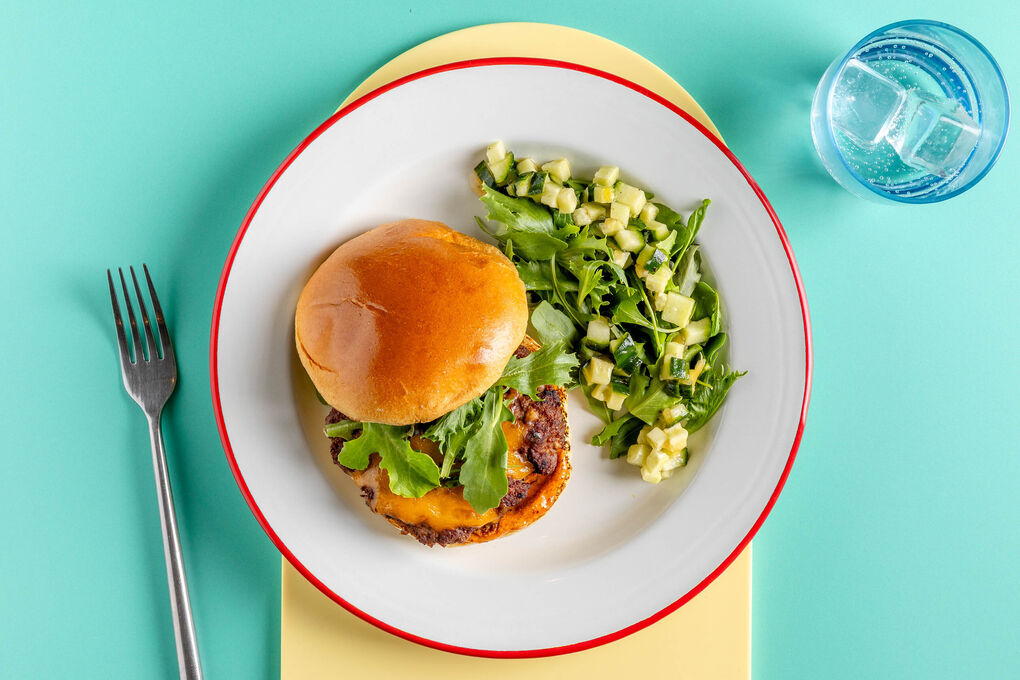 Deftiger Cheeseburger mit Cajun-Dip und grünem Salat mit Mangodressing