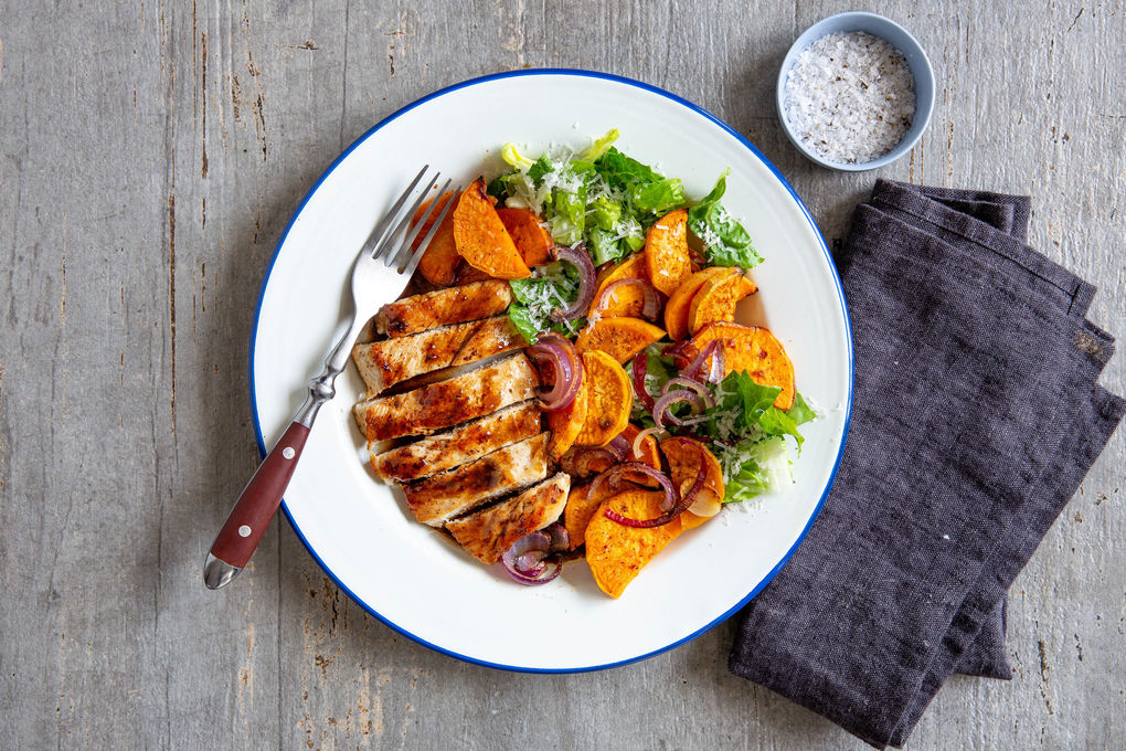 Zartes Hähnchen mit fein-würziger Sauce dazu gebackene Süßkartoffel und Salat