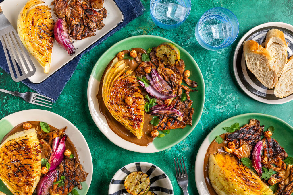 Gegrillter Weißkohl und Austernpilze mit veganer Miso-Knoblauch-Sauce und Nüssen