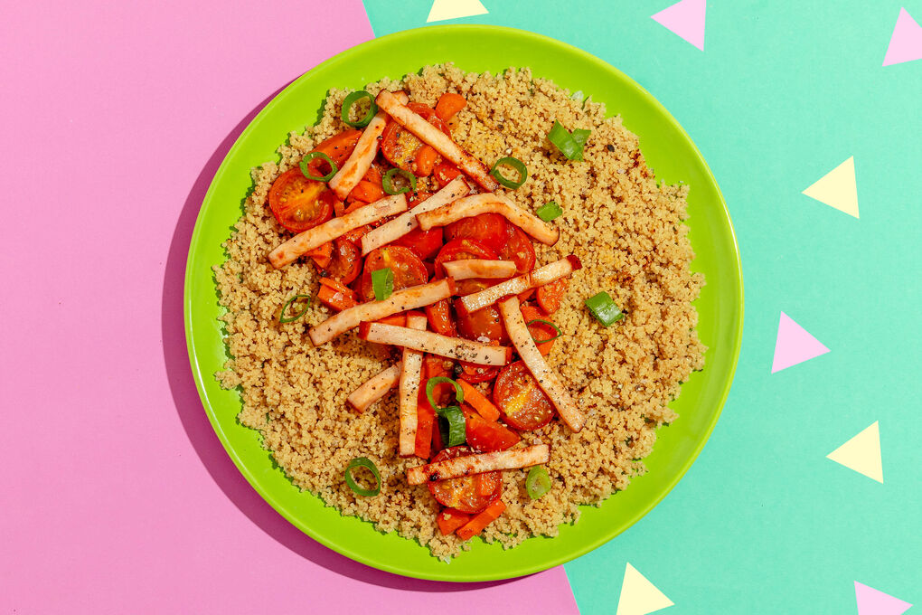 Hähnchenstreifen auf Couscous mit saftigen Kirschtomaten und Karotten