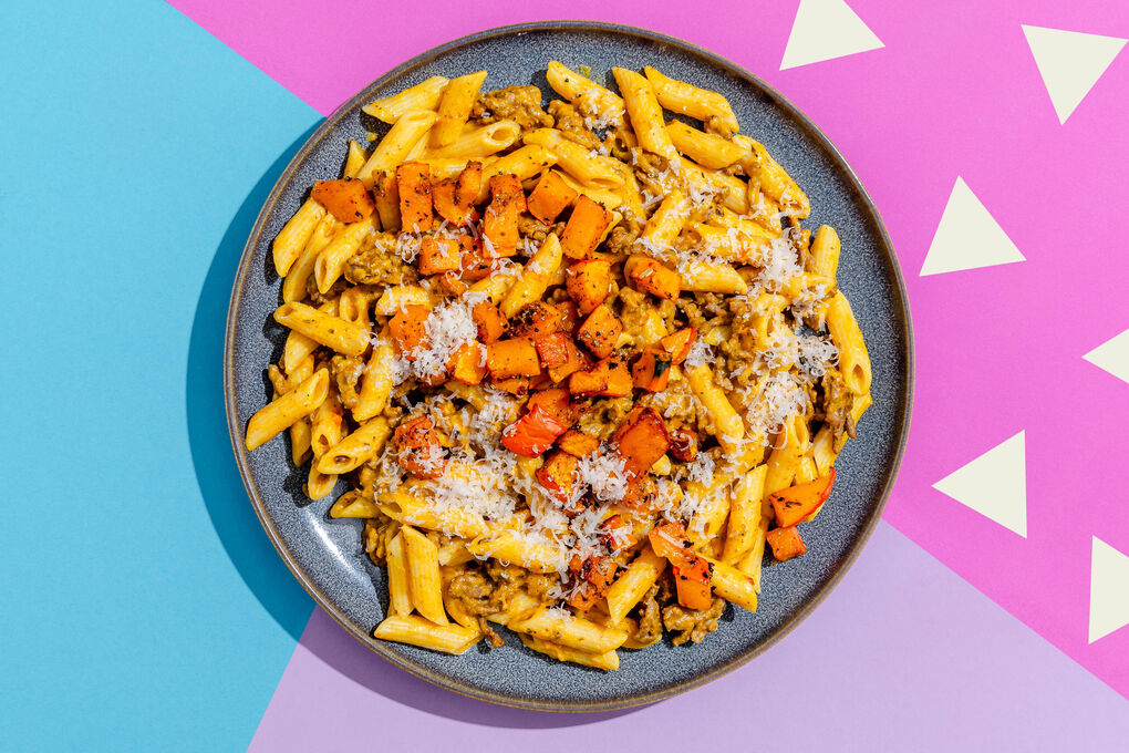Cremige Hackfleischpfanne mit Penne und gebackenem Kürbis