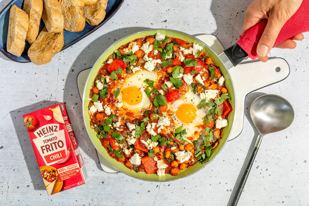 Kichererbsen-Shakshuka mit Feta & Ei dazu knuspriges Baguette