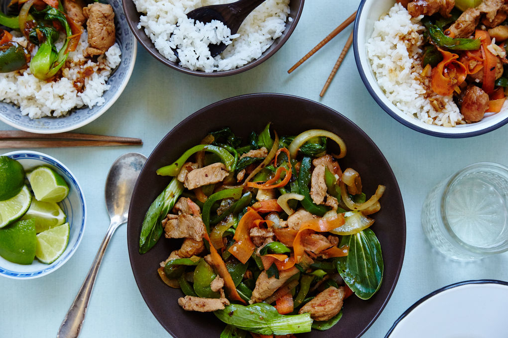 Asiatische Schweinepfanne mit Black-Bean-Sauce und Pak Choi