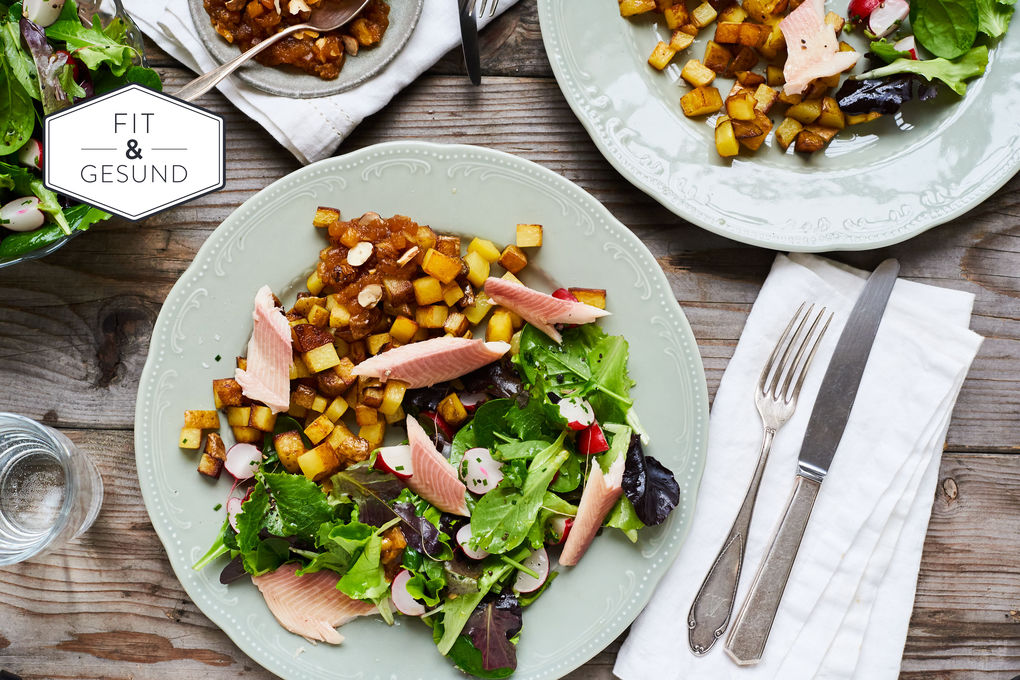 Knusprige Bratkartoffeln mit Radiesschensalat und Rauchforelle