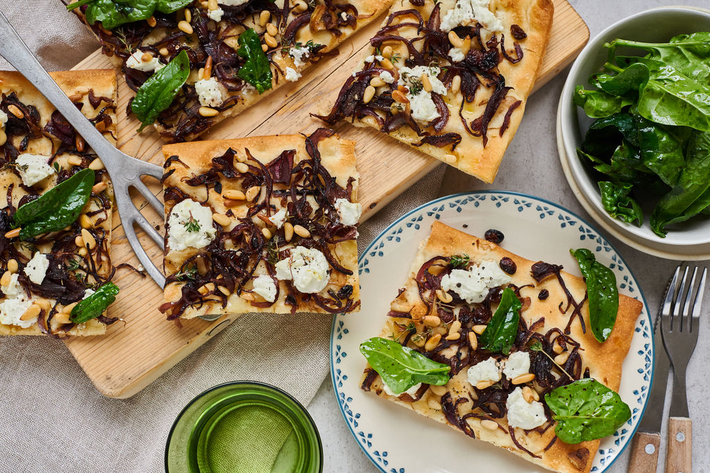 Pizza Bianca mit Spinat und Ziegenfrischkäse