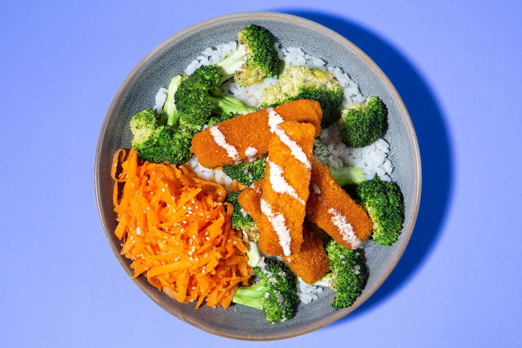 Vegane Fischstäbchen auf Sushireis mit Brokkoli und Karottensalat